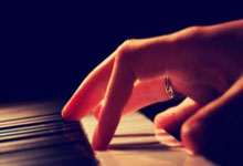 包含黄蜂后卫罗斯接过亚特兰大船抵达球队的词条