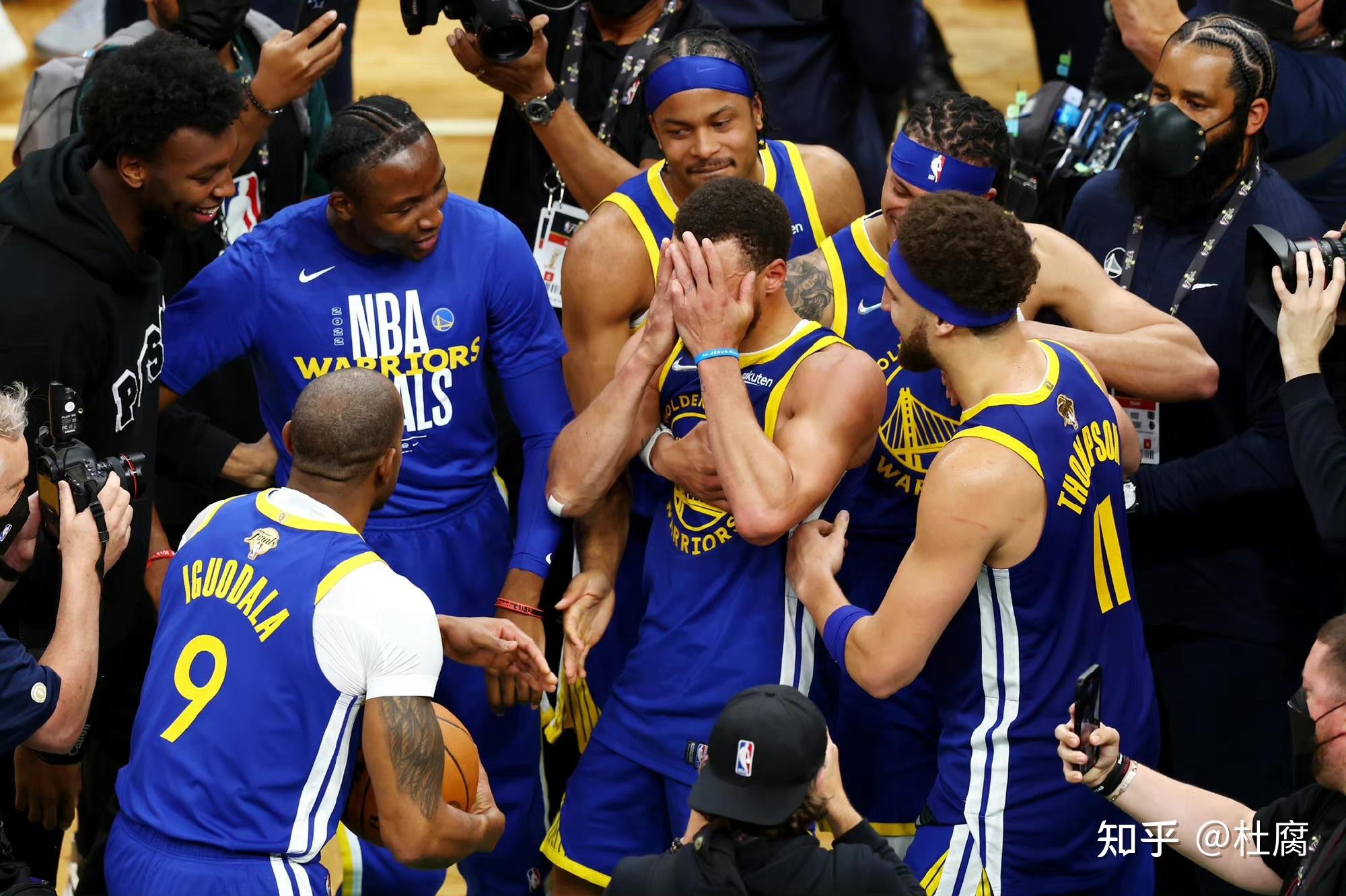 包含年终总决赛最新形势：新疆男篮高居榜首，波士顿凯尔特人强势追赶，冠军归属成迷的词条